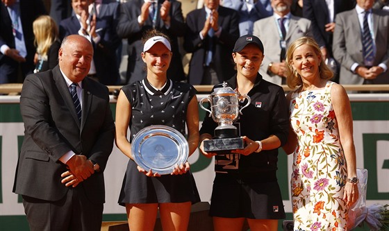 Markéta Vondrouová (vlevo) a Ashleigh Bartyová s trofejemi pro finalistku a...