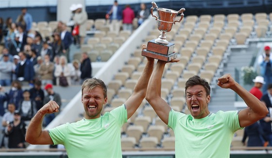 Nmecký tenista Kevin Krawietz (vlevo) se spolen s krajanem Andreasem Miesem raduje z deblového titulu na Roland Garros.