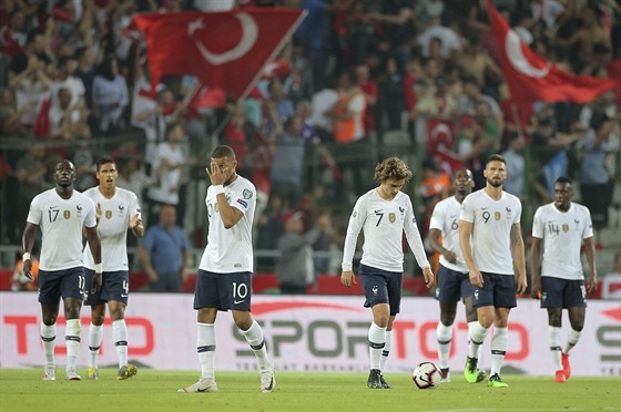 Frustrovaní fotbalisté Francie v Turecku po inkasovaném gólu v utkání...