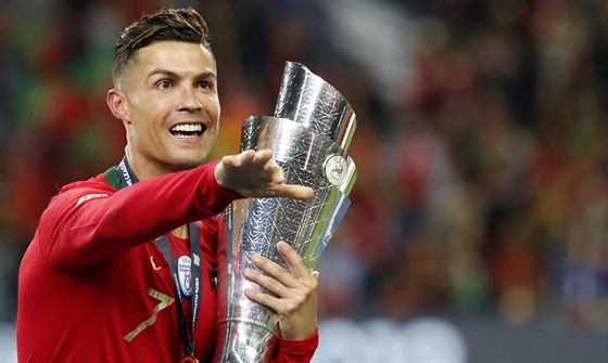 Cristiano Ronaldo s trofejí pro vítze Ligy národ.