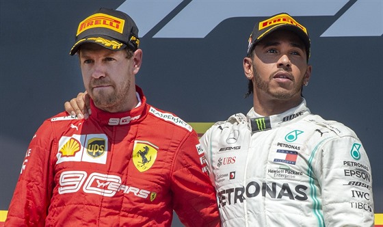 Vítzný Lewis Hamilton (vpravo) utuje druhého Sebastiana Vettela po Velké...