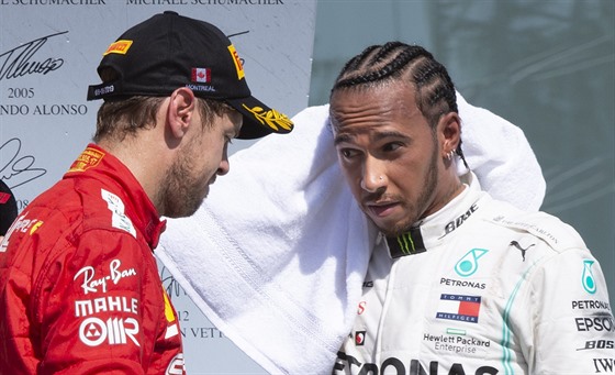 Vítzný Lewis Hamilton (vpravo) utuje druhého Sebastiana Vettela po Velké...