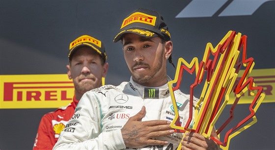 Vtzn Lewis Hamilton (vpedu), za nm druh Sebastian Vettel po Velk cen...