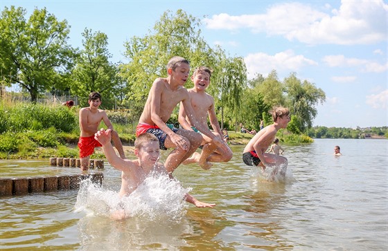 Letní teploty vylákaly k vod obyvatele Tábora. (3. ervna 2019)