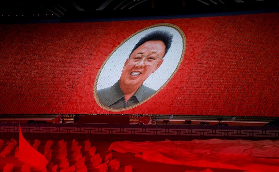 Portrét bývalého severokorejského vdce Kim  ong-ila bhem masové pehlídky...