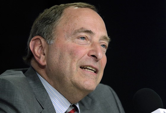 Komisioná NHL Gary Bettman mluví v dob finále play off NHL.