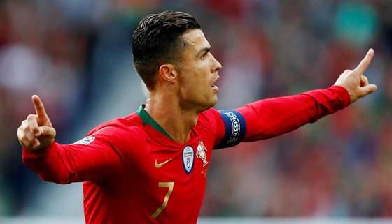 Portugalec Cristiano Ronaldo se raduje z gólu v zápase se výcarskem.