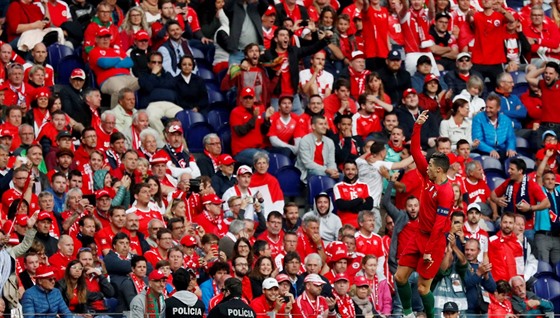 Portugalec Cristiano Ronaldo se raduje ped fanouky soupee z gólu v zápase se...