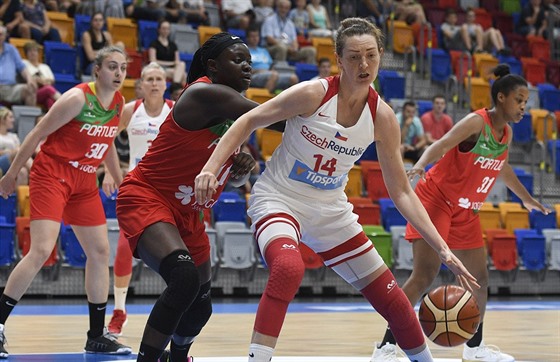 esk basketbalistka Tereza Krakoviov (vpravo) v souboji s Lavinou Silvaovou...