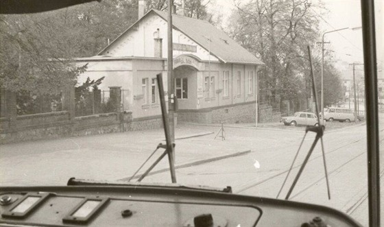 Historický snímek budovy vrátnice a brány olomoucké fakultní nemocnice v ulici I. P. Pavlova z roku 1981.