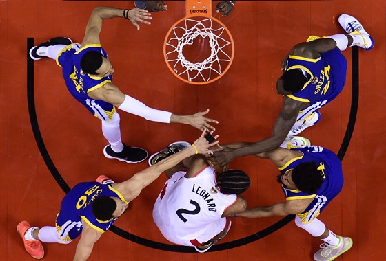 Kawhi Leonard (2) z Toronta v obleení hrái Golden State. Atakují ho Shaun...