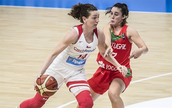 eská basketbalistka Tereza Krakoviová (vlevo) útoí na portugalský ko.
