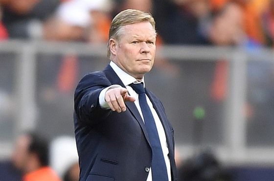 Nizozemský trenér Ronald Koeman ídí hru zpoza hit.