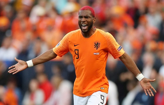 Nizozemský fotbalista Ryan Babel se zlobí.