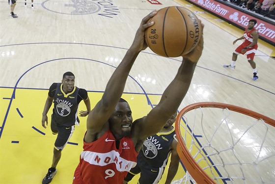 Serge Ibaka (9) z Toronta smeuje do koe Golden State.