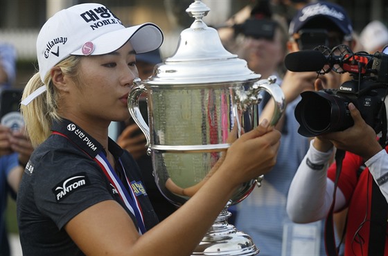 Korejská golfistka I ong-un líbá trofej pro vítzku US Open v Charlestonu.
