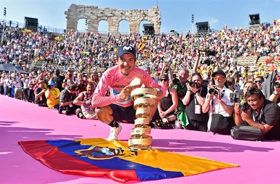 Ekvádorec Richard Carapaz pózuje s trofejí pro vítze cyklistického závodu Giro...