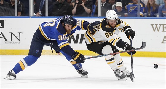 Ryan O'Reilly ze St. Louis (vlevo) a David Pastr�ák z Bostonu v souboji o puk