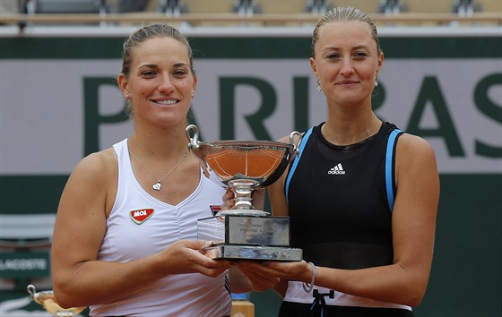 Timea Babosová (vlevo) a Kristina Mladenovicová s trofejí pro vítzky tyhry...