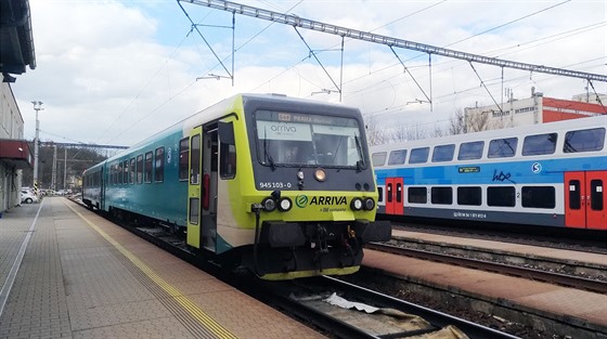 Motorová jednotka řady 845 společnosti Arriva na městské lince S49 z Roztok u...
