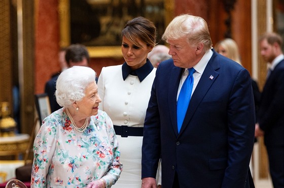 Britská královna Al�b�ta II., první dáma USA Melania Trumpová a americký...