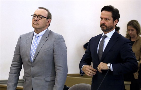 Kevin Spacey a jeho právník Alan Jackson u soudu (Nantucket, 3. �ervna 2019)