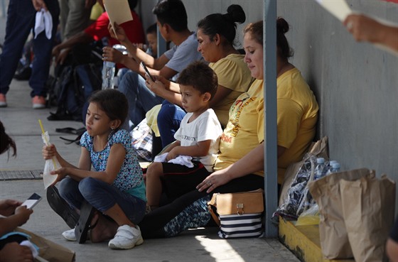 Migranti ze Střední Ameriky čekají na legální vstup do Mexika v Guatemale. (6....