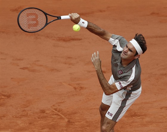 Podání Rogera Federera ve tvrtfinále Roland Garros.