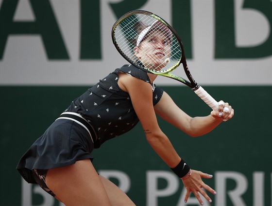 Markéta Vondrouová íhá na letící míek ve tvrtfinále Roland Garros.