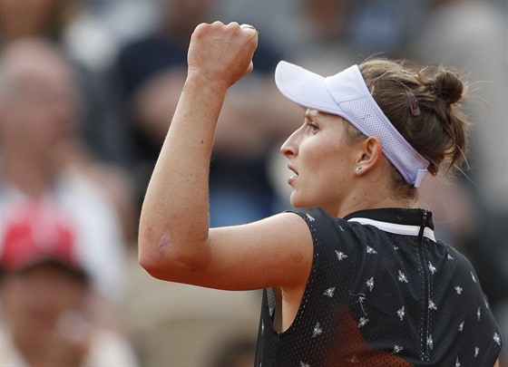 Vítzné gesto Markéty Vondrouové ve tvrtfinále Roland Garros.