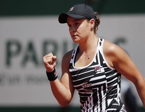 Vítzné gesto Ashleigh Bartyové ve tvrtfinále Roland Garros.