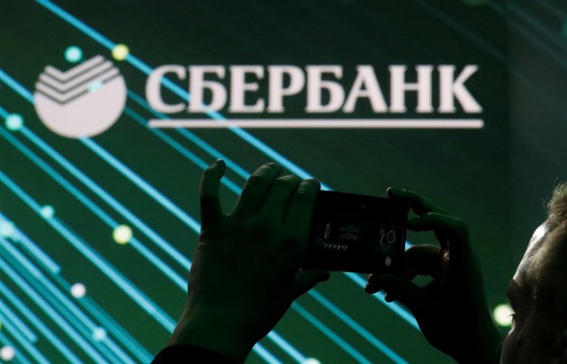 Postihy vůči Sberbank a zákaz dovozu zlata. EU spouští další ruské sankce