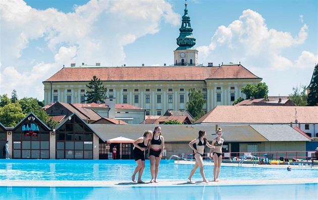 Koupaliště Bajda v Kroměříži nabízí padesátimetrový bazén a další atrakce.