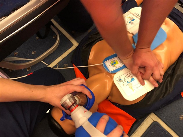 Co se zemřelým na palubě letadla? Trauma je to pro všechny, říkají experti