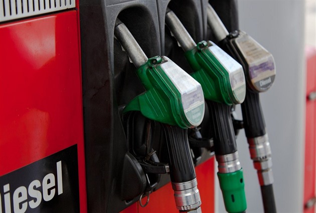 Ceny pohonných hmot dál klesly. Benzin je nejlevnější bezmála za rok