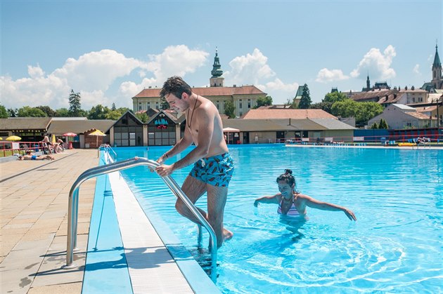 Koupalit Bajda v Kromíi nabízí padesátimetrový bazén a dalí atrakce.