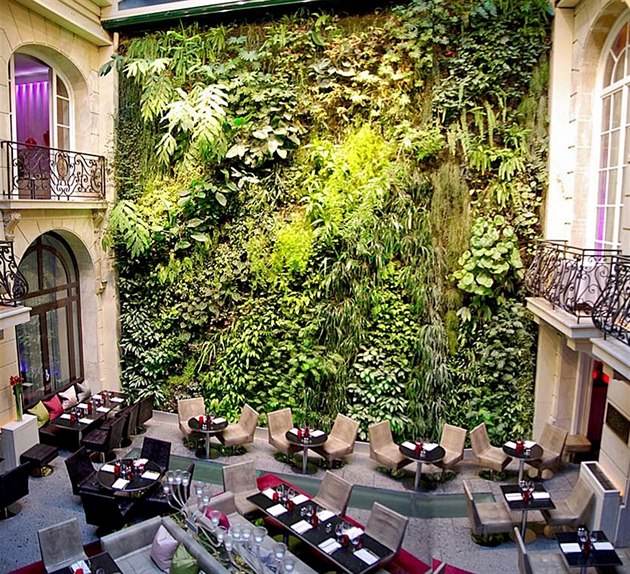 Zelená stna paíského hotelu Pershing Hall z roku 2001 je prvním velkým...