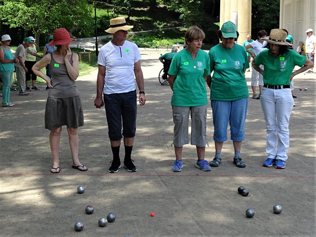 Dobrý den, pestoe víkend patil pedevím dtem, aktivní senioi se nenechali zahanbit a za Letohrádkem Kinských pes 40 senior soutilo ve he Petanque. 
Název akce: Petanque - Putovní pohár Pepy Procházky (AkSen - Aktivní Senior), za podpory Mstsk