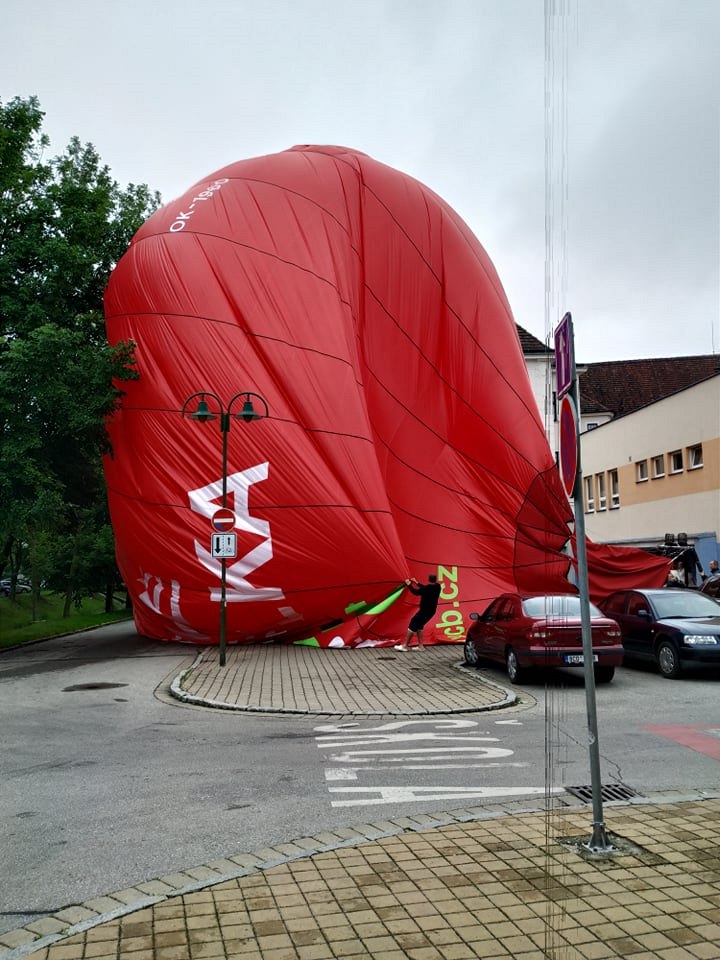 Fotogalerie: Balon přistál v centru Českých Budějovic.