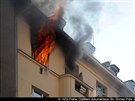 Při požáru hasiči evakuovali 45 lidí, patnáct jich předali záchrance. Zranili...