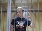 Ivan Golunov pi ekání na slyení ped soudem v Moskv. Noviná obvinní z...
