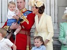 Pinc William s rodinou. Letoního ceremoniálu se úastnil i malý princ Louis...