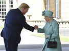 Americký prezident Donald Trump místo tradiního uklonní, podal královn...