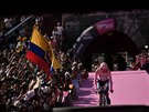 PEKVAPENÍ. Senzaním vítzem 102. roníku Giro d'Italia se stal Ekvádorec...
