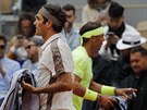 Tenista Roger Federer (vlevo) a Rafael Nadal bhem semifinále Roland Garros.