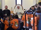 Pape Frantiek se v Rumunsku seel s romskou komunitou. (2. ervna 2019)