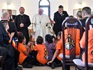 Pape Frantiek poádal jménem katolické církve Romy o odputní za...