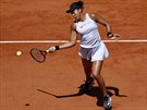 Japonka Naomi Ósakaová se vytáí na forhend ve tetím kole Roland Garros.