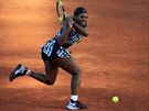 Amerianka Serena Williamsová hraje bekhend ve tetím kole Roland Garros.
