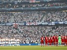 Mustva Tottenhamu (vlevo) a Liverpoolu uctívají minutou ticha památku...